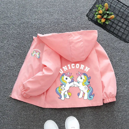 Mädchen trägt blaue Einhorn Windbreaker Jacke mit Kapuze und Reißverschluss, bedruckt mit Cartoon-Einhörnern