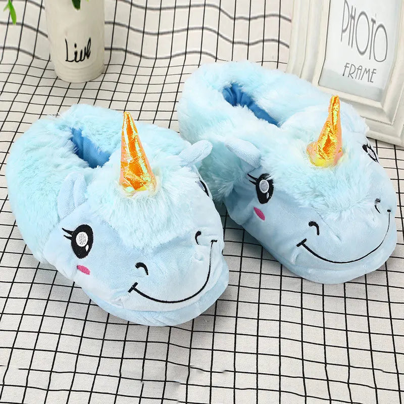 Blaue flauschige Einhorn Hausschuhe für Damen mit einem kleinen Pompon als Schwanz, ideal für den Winter.