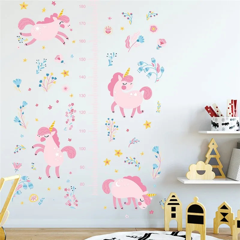 Pinkes Einhorn Wandtattoo mit Höhenmesser für das Kinderzimmer, als Cartoon-Tiermotiv zum Messen der Grösse.