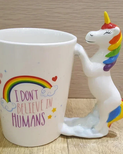 Eine weiße Einhorn Tasse aus Keramik mit einem süßen Einhorn als Griff, bereit für deinen Kaffee oder Tee.