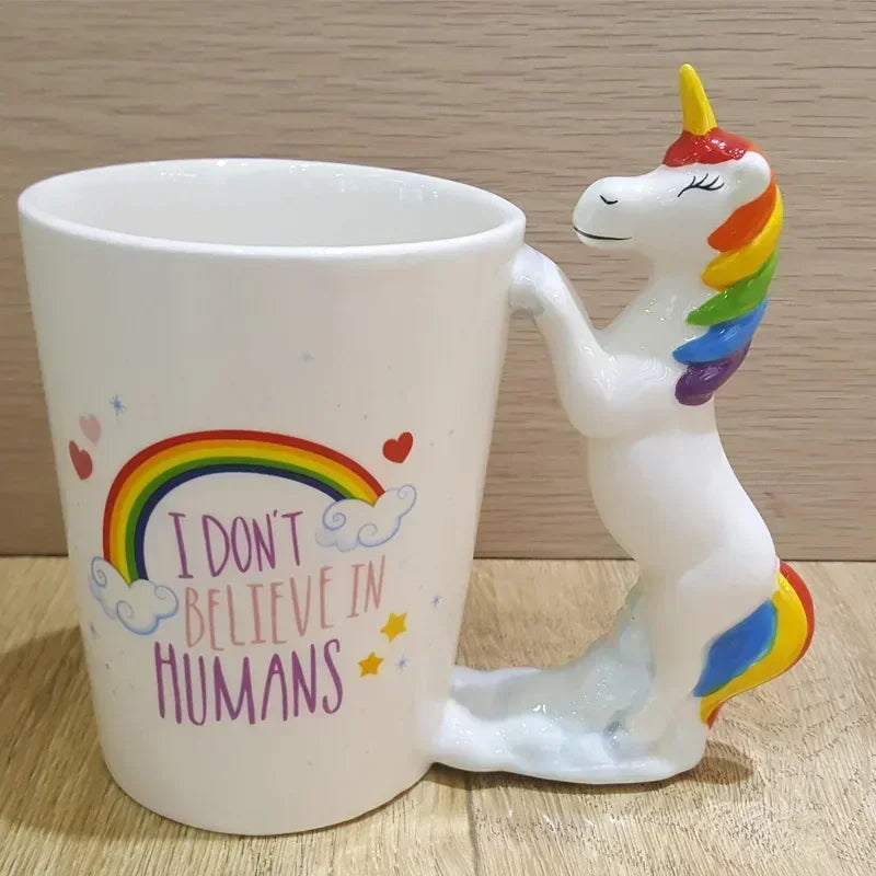 Eine weiße Einhorn Tasse aus Keramik mit einem süßen Einhorn als Griff, bereit für deinen Kaffee oder Tee.