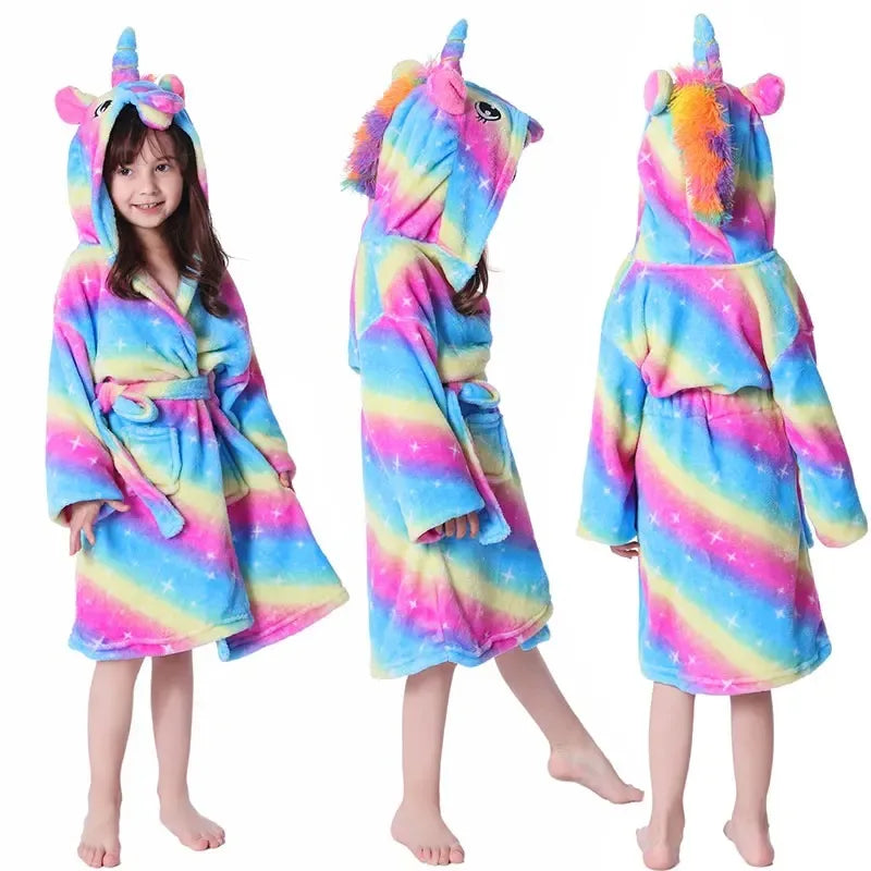 Fröhlicher Einhorn Pyjama in leuchtendem Blau