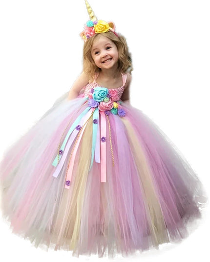 Mädchen in einem pastellfarbenen Einhorn Kostüm Tutu Kleid mit Blumen und Gänseblümchen-Bändern, märchenhaft und elegant