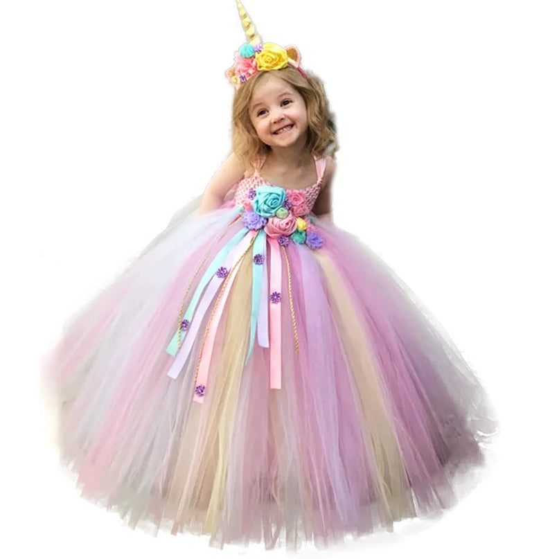 Mädchen in einem pastellfarbenen Einhorn Kostüm Tutu Kleid mit Blumen und Gänseblümchen-Bändern, märchenhaft und elegant