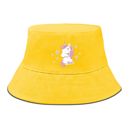 Nahaufnahme eines gelben Einhorn Rings aus POLYESTER, der auf einem Finger getragen wird.
