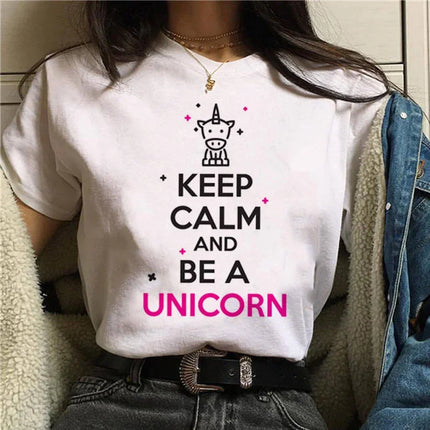 Kawaii Einhorn T-Shirt für Damen im Harajuku-Stil mit niedlichem Cartoon-Einhorn auf hellem Hintergrund