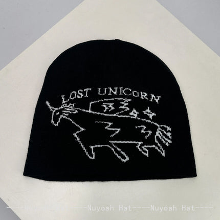Schwarzer Einhorn Beanie mit Jacquard-Buchstabenmuster, gestrickt aus Acryl für Damen und Herren, perfekt für den Winter.