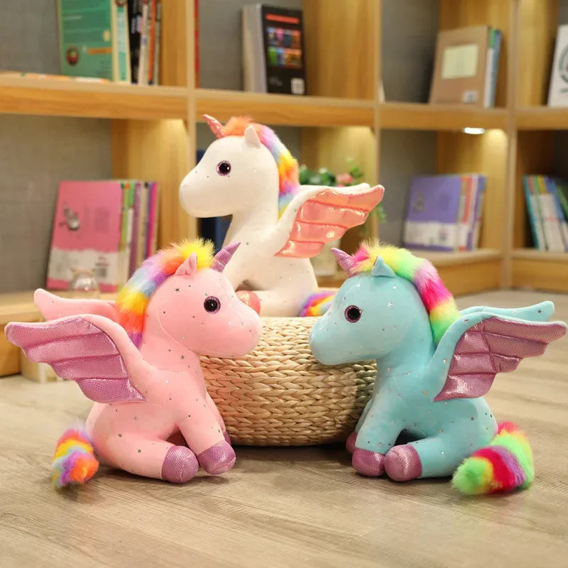 Niedliches Einhorn Kissen mit Sternenstickerei, glitzernden Flügeln und Horn, in Lila und Blau erhältlich