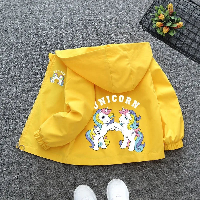 Einhorn Jacke für Mädchen in Rosarot mit Kapuze und Reißverschluss, bedruckt mit einem Cartoon-Einhorn.