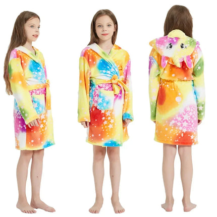 Kind in einem coolen, blauen Einhorn Pyjama Bademantel mit Kapuze und Horn, ideal für entspannte Jungs und Mädels