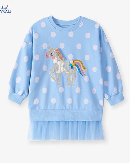 Mädchen in einem Little Maven Einhorn Hoodie mit feiner Stickerei, aus 100% Baumwolle, ideal für den Herbst.