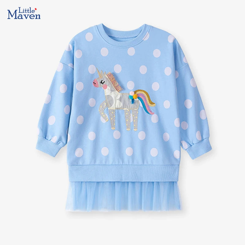 Mädchen in einem Little Maven Einhorn Hoodie mit feiner Stickerei, aus 100% Baumwolle, ideal für den Herbst.
