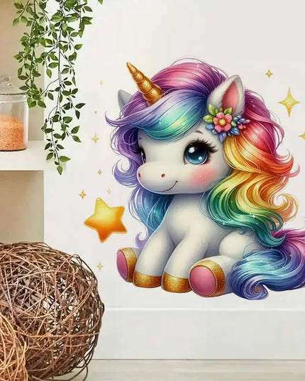 Einhorn Wandtattoo mit einem niedlichen Cartoon-Einhorn, das auf einem bunten Regenbogen steht, umgeben von Sternen und Wolken.
