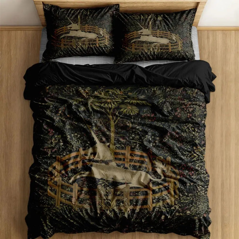 Einhorn Bettwäsche im mittelalterlichen Hain-Design, zeigt ein Einhorn in einem verzauberten Wald.