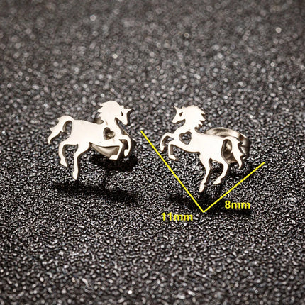 Ein Paar weiße Einhorn Ohrringe mit Push-back-Verschluss aus Edelstahl, im Tier-Design