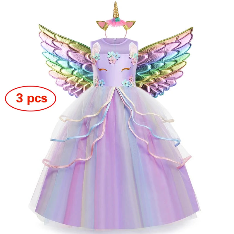 Mädchen im festlichen Einhorn Ballkleid mit Regenbogenfarben und Blumenstickereien für besondere Anlässe.