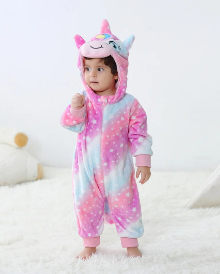Baby in einem niedlichen, hellblauen Einhorn Onesie mit Sternenhimmel-Muster und Kapuze