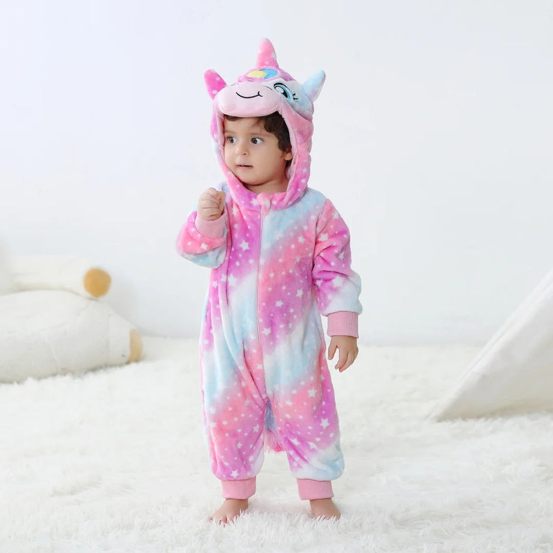 Baby in einem niedlichen, hellblauen Einhorn Onesie mit Sternenhimmel-Muster und Kapuze