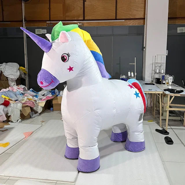 Aufblasbares Einhorn Kostuem für Erwachsene, ideal für Halloween-Partys, Geburtstagsfeiern und Paraden mit eingebautem Ventilator