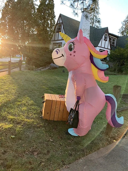 Aufblasbares Einhorn Kostuem in Rosa für Erwachsene mit Gebläse, bereit für eine Party