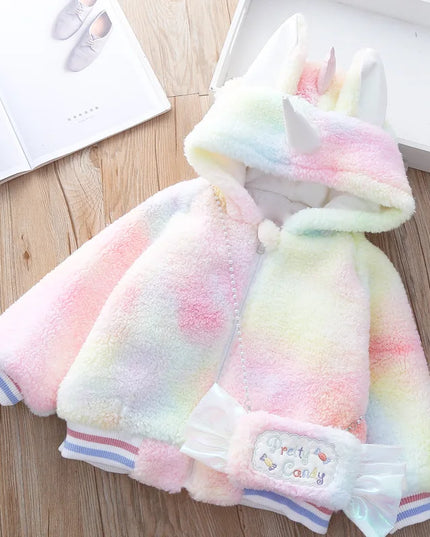 Mädchen in bunter Einhorn Winterjacke mit Kapuze und passender Einhorn Tasche