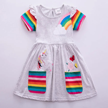Mädchen in einem grauen Kurzarm Einhorn Kleid mit Regenbogen-Ärmeln und zwei Vordertaschen