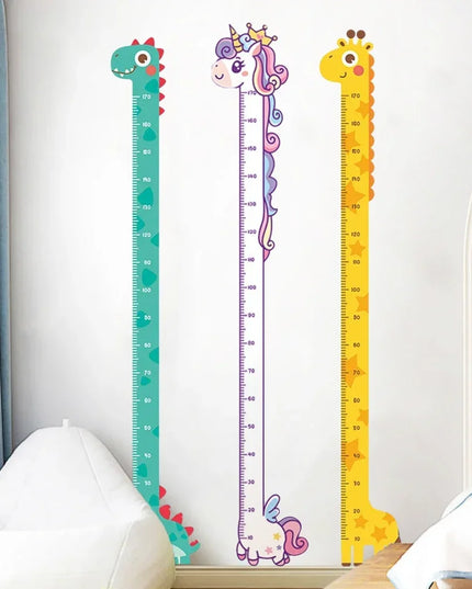 Einhorn Wandtattoo Wachstumsmesser mit einem großen Einhorn, einer Giraffe und einem Dinosaurier, um die Größe von Kindern zu messen.
