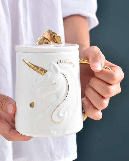Hübsche Einhorn Keramik Tasse mit Relief-Design und einem cleveren Deckel, der als Handyhalter dient, ideal für Tee oder Kaffee.