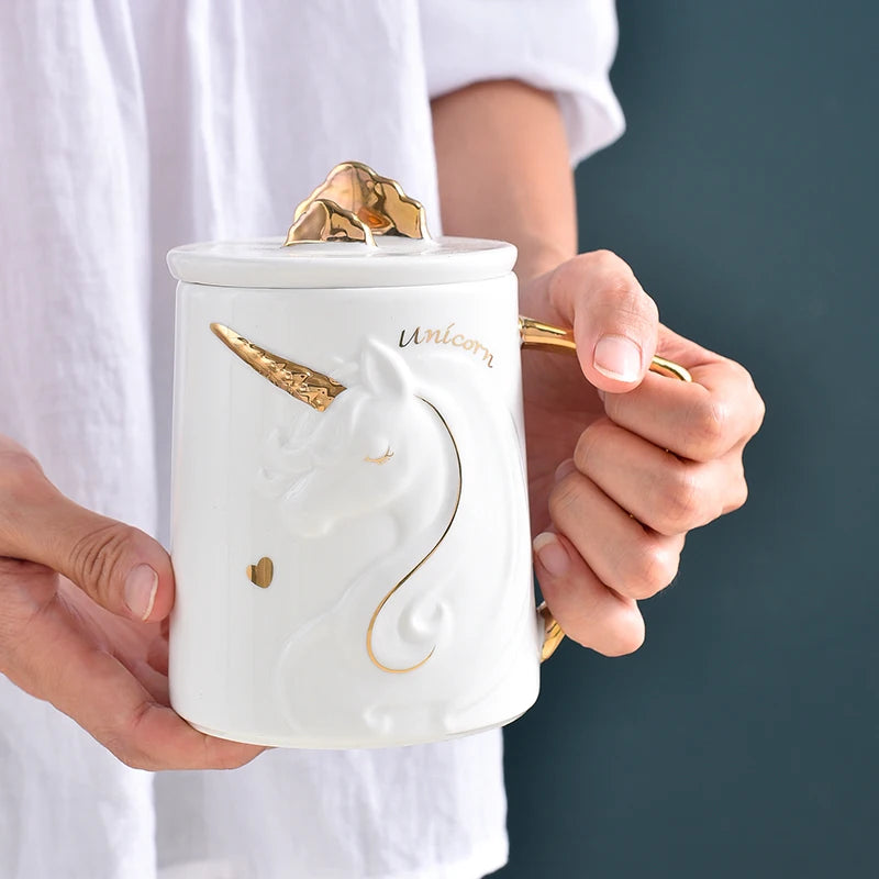 Hübsche Einhorn Keramik Tasse mit Relief-Design und einem cleveren Deckel, der als Handyhalter dient, ideal für Tee oder Kaffee.