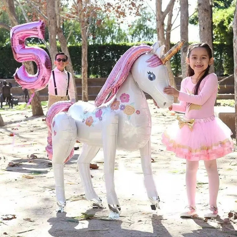 Ein großer, farbenfroher Einhorn Tierballon aus Aluminiumfolie, der lächelnd in die Kamera blickt und eine festliche Stimmung verbreitet