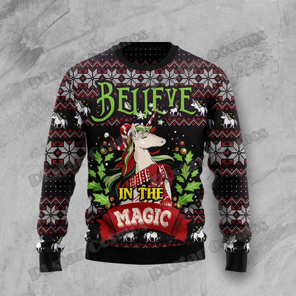 Einhorn Pullover mit 3D-Druck, der ein Dinosaurier-Einhorn zeigt, das reitet, in winterlicher Szene für Herren und Damen