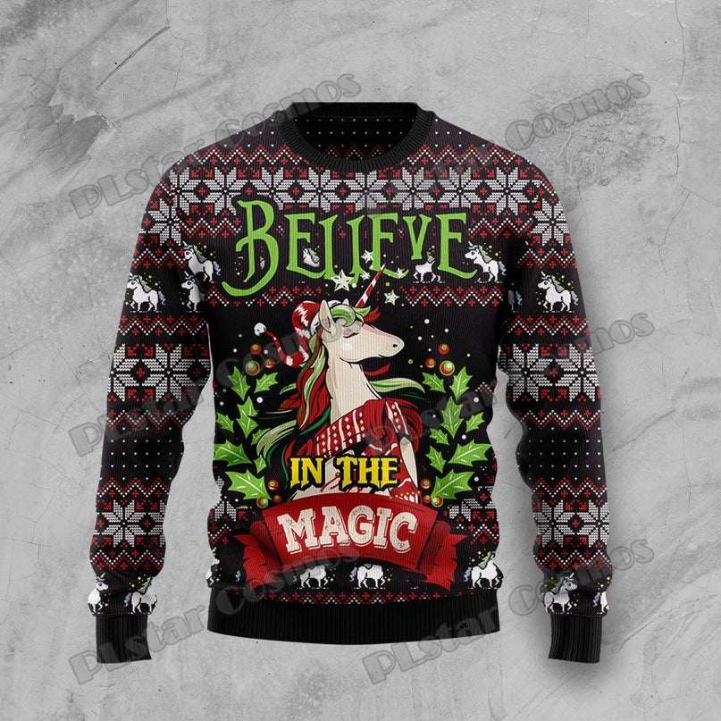 Einhorn Pullover mit winterlichem Einhorn-Motiv und Schneeflocken in einer festlichen Szene auf dunkelblauem Hintergrund