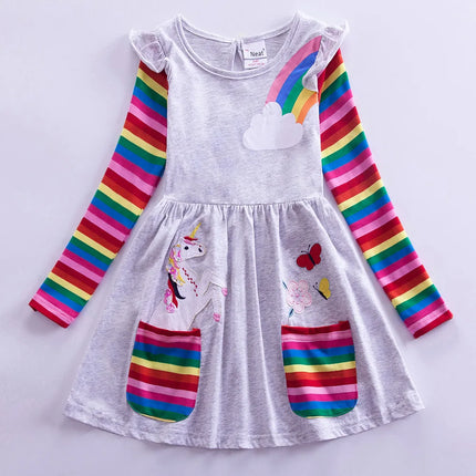 Mädchen in einem grauen Einhorn Kleid mit langen, bunten Regenbogenärmeln und gesticktem Einhorn-Motiv für den Herbst.
