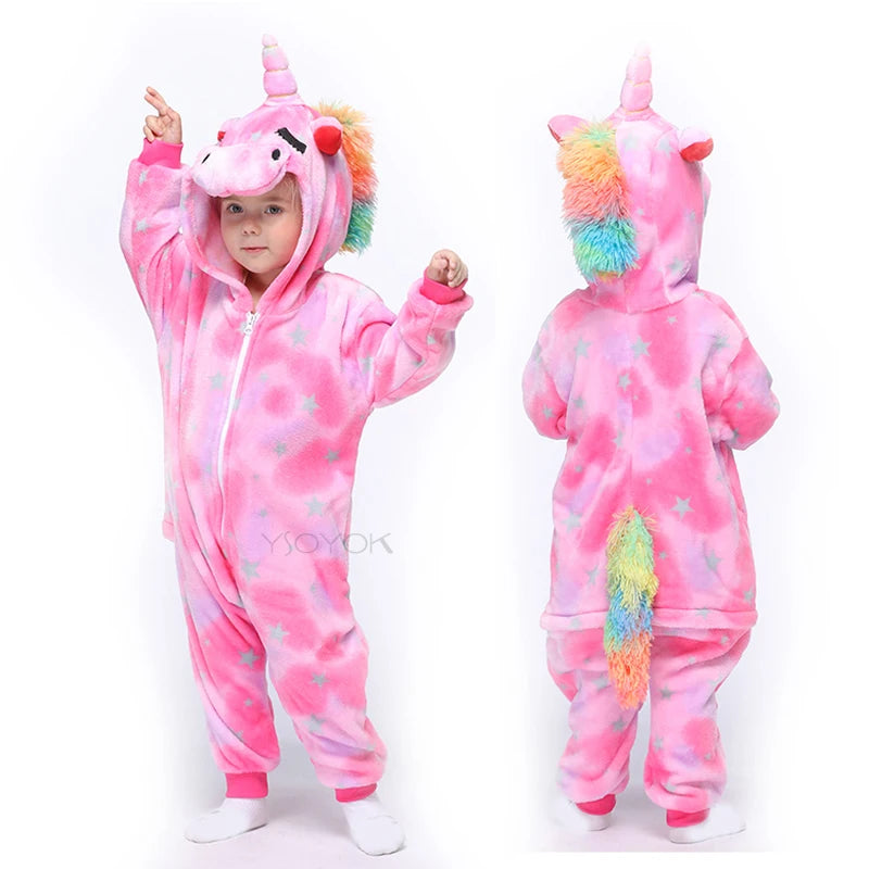 Kind im flauschigen Einhorn Decke Kigurumi Overall in Weiß und Rosa, kuschelig warm für den Winter