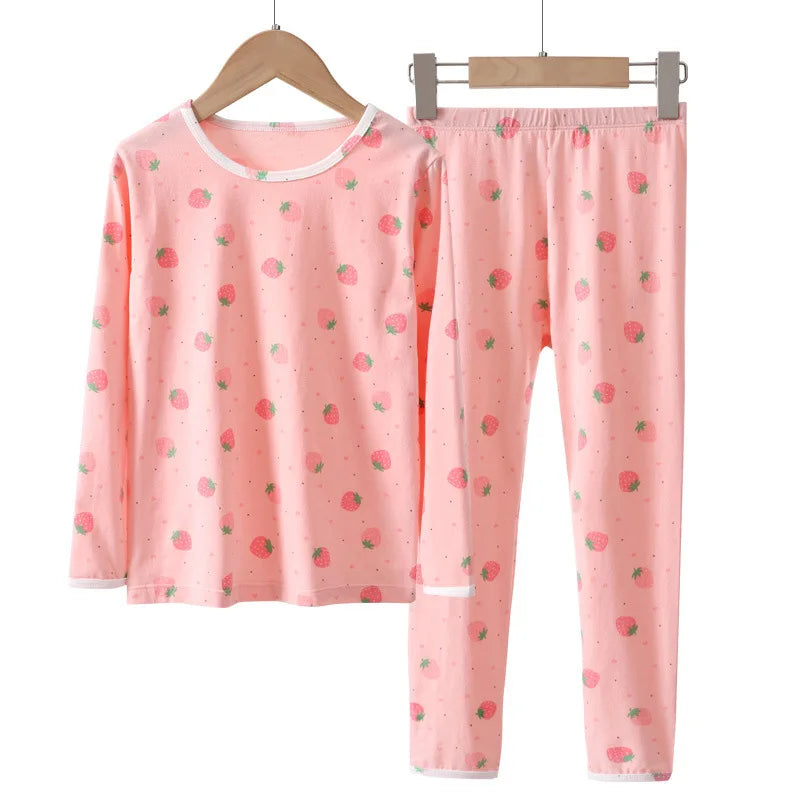 Der zuckersüße Einhorn Pyjama mit Erdbeeren