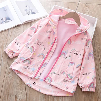 Mädchen trägt eine pinke Einhorn Jacke mit Regenbogen- und Einhornmotiv und Kapuze, perfekt für Frühling und Herbst.