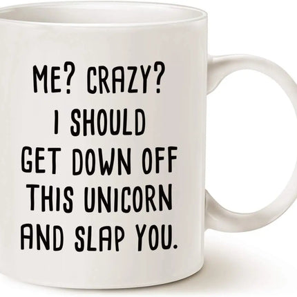 Einhorn Socken mit einem witzigen Spruch, perfekt für Kaffeeliebhaber und Einhorn-Fans, bringen Humor an die Füße.