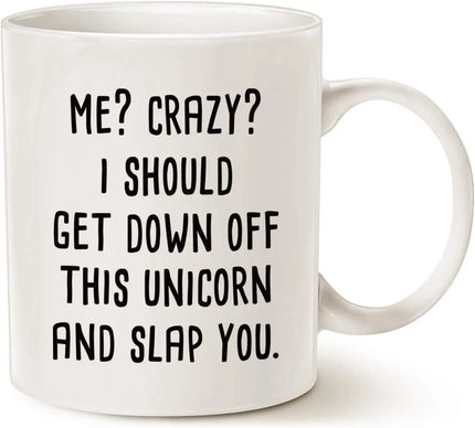 Einhorn Socken mit einem witzigen Spruch, perfekt für Kaffeeliebhaber und Einhorn-Fans, bringen Humor an die Füße.