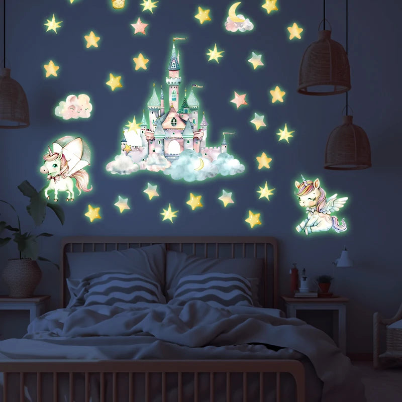 Einhorn Nachtlicht Wandsticker mit leuchtendem Schloss, Regenbogen und Sternen für ein magisches Kinderzimmer