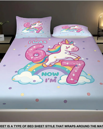 Einhorn Bettwäsche Set mit verträumtem Print von Einhörnern und den Zahlen Sechs und Sieben, aus Polyester-Baumwoll-Mix.