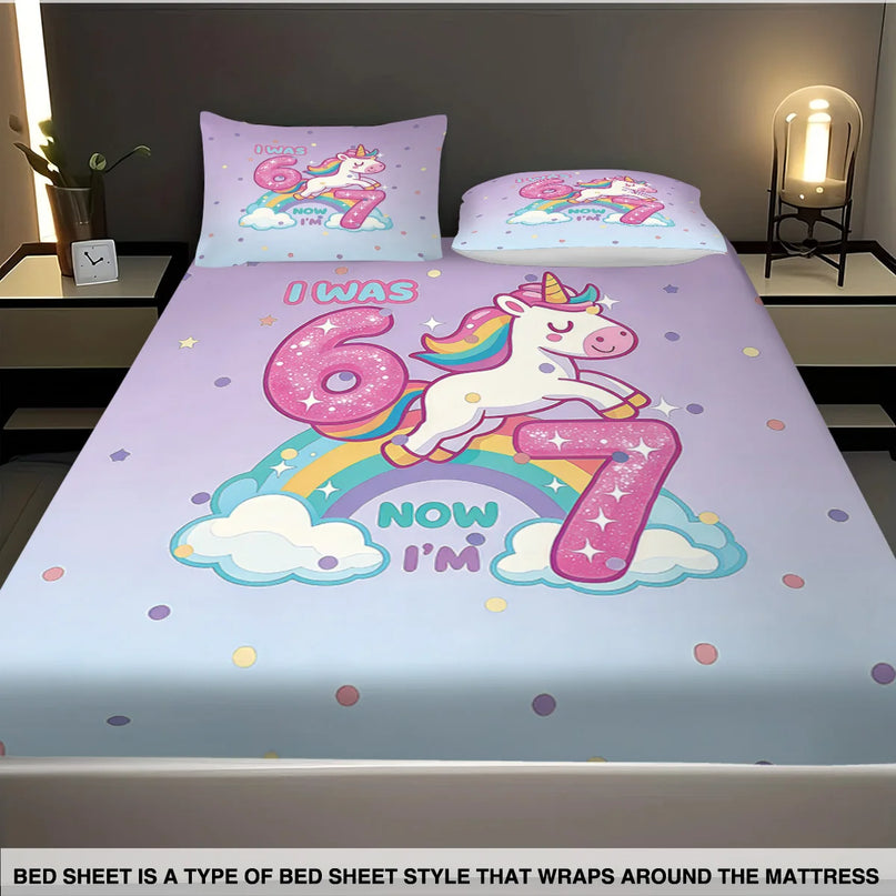 Einhorn Bettwäsche Set mit verträumtem Print von Einhörnern und den Zahlen Sechs und Sieben, aus Polyester-Baumwoll-Mix.