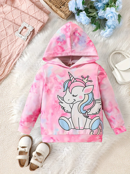 Mädchen in einem bunten Einhorn Hoodie mit Cartoon-Motiv, spielt fröhlich draußen. Ideal für den Frühling.