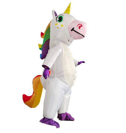 Aufblasbares pinkes Einhorn Kostüm für Erwachsene, das eine Person zeigt, die auf einem Einhorn reitet.