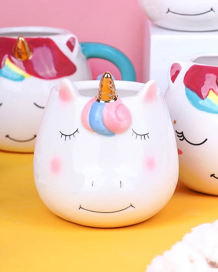 Eine einzigartige, handbemalte Einhorn Tasse aus Keramik mit einem leuchtenden Regenbogen-Einhorn-Design in Pink.