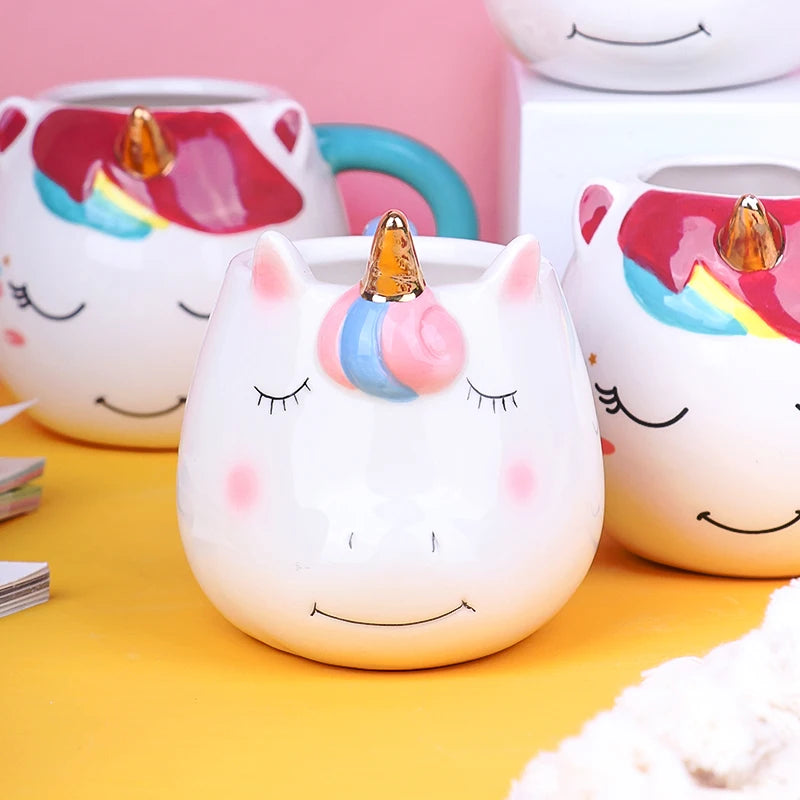 Eine einzigartige, handbemalte Einhorn Tasse aus Keramik mit einem leuchtenden Regenbogen-Einhorn-Design in Pink.