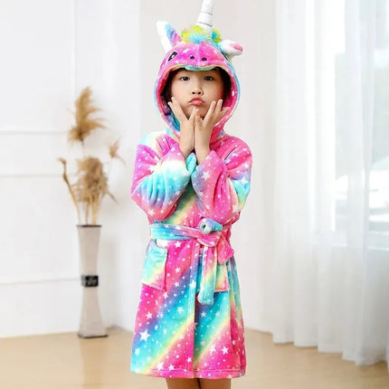 Kind in gemütlichem Einhorn Pyjama Bademantel mit Kapuze, aus weichem Flannel, im Cartoon-Tier-Design für Jungen und Mädchen.