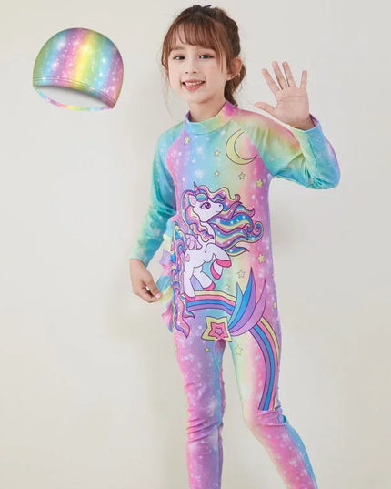 Mädchen in einem blauen Einhorn Schwimmanzug mit Sternen, tauchbereit und voller Vorfreude auf das Schwimmen.