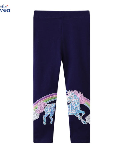 Mädchen trägt eine farbenfrohe Einhorn Leggings mit Regenbogen- und Cartoon-Einhorn-Motiven aus Baumwolle