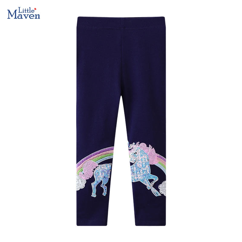 Mädchen trägt eine farbenfrohe Einhorn Leggings mit Regenbogen- und Cartoon-Einhorn-Motiven aus Baumwolle