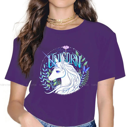 Eine Frau trägt ein lila Einhorn T-Shirt mit einem niedlichen Cartoon-Mädchen, das auf einem Einhorn reitet